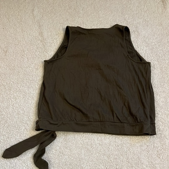 Universal Thread size M faux-wrap tank top Olive green - Picture 4 of 5